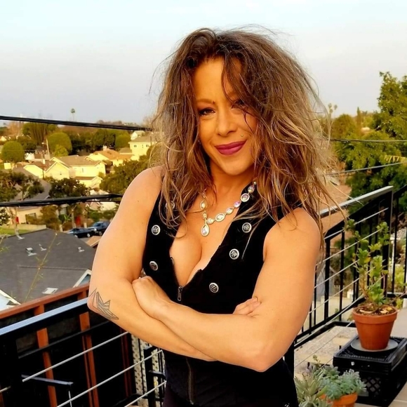 Meet your Posher, Ellen - Picture 2 of 2